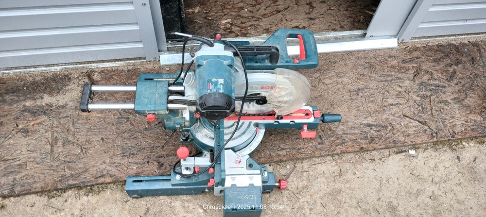 Ukośnica Bosch Professional GCM 254D wraz ze stołem