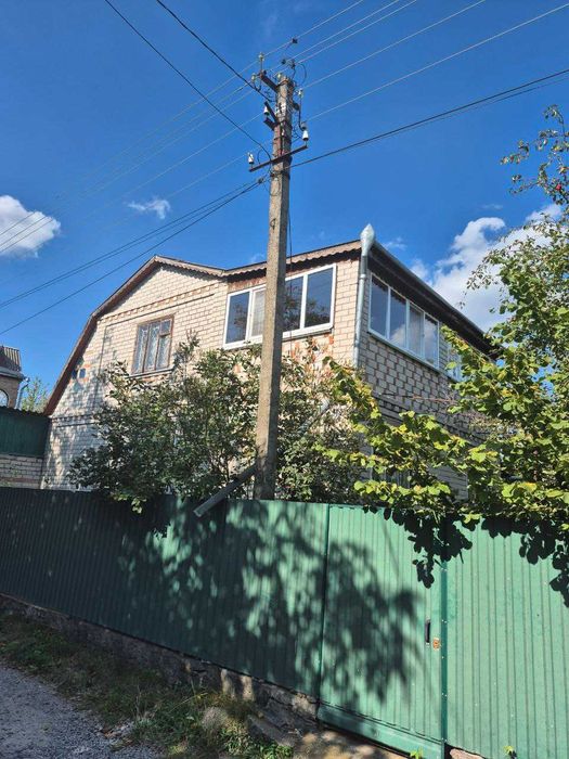 продаж окремого цегляного будинку