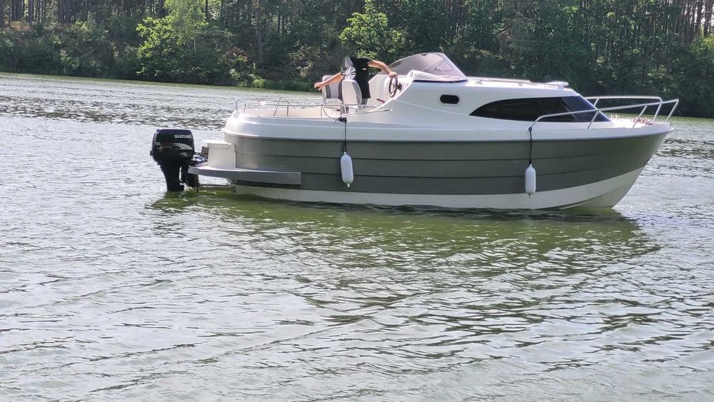 Łódź motorowa kabinowa