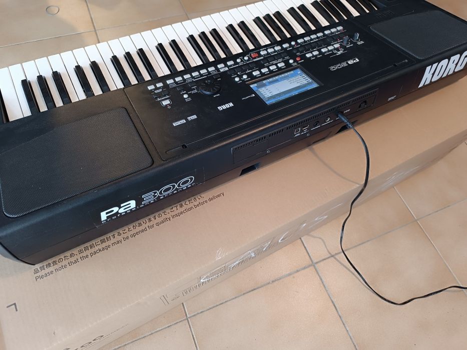 Teclado Korg PA 300