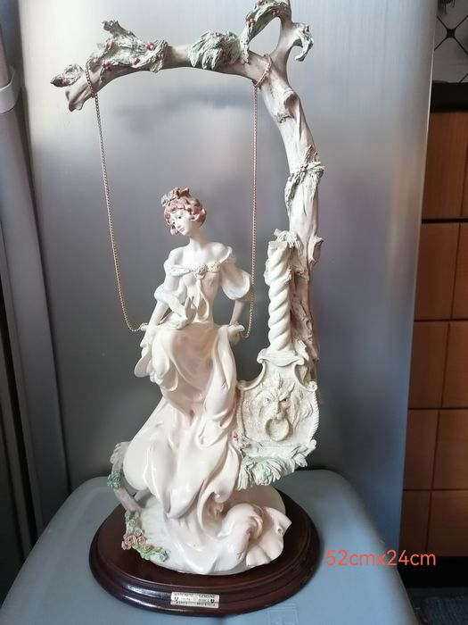 Estátuas em marfinite e porcelana em base de madeira, como novas