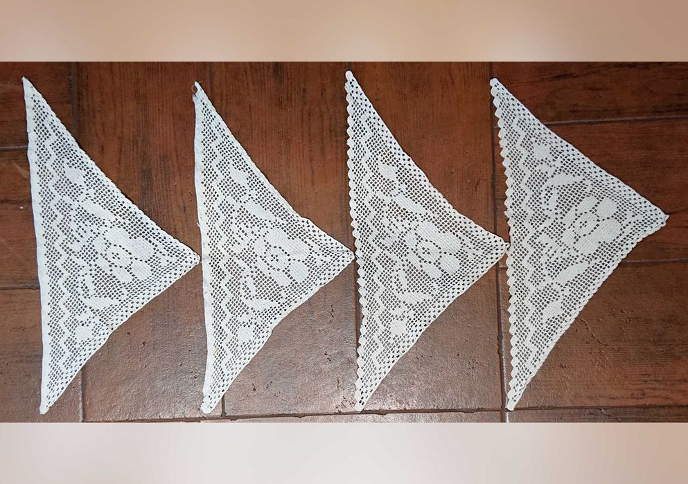 Trójkątne serwety, chyba dekoracja do okna lub kredensu - 4 sztuki