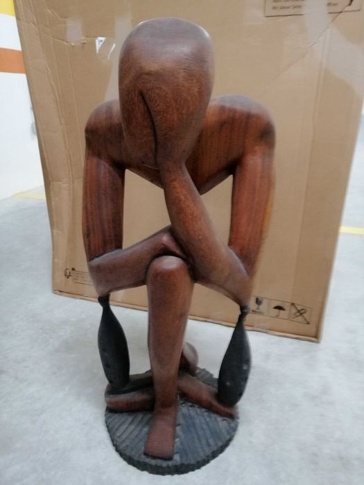 Estatueta de madeira o pensador