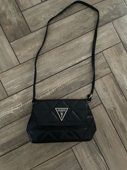 Torebka czarna Guess średnia