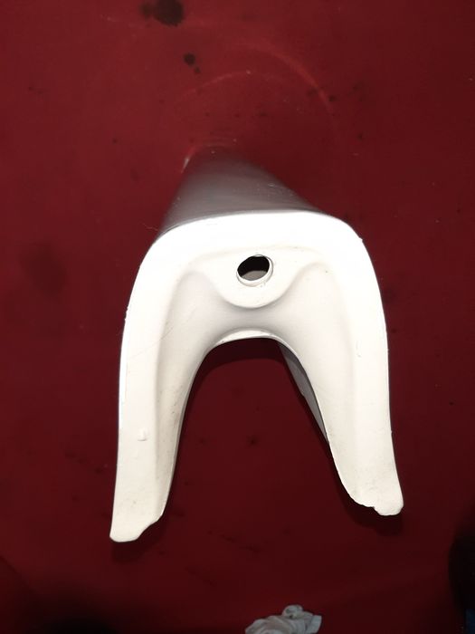 Coluna de lavatório branco acizentado