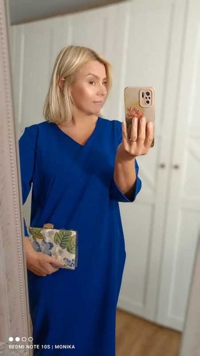 Elegancka niebieska sukienka z kieszeniami imprezy
