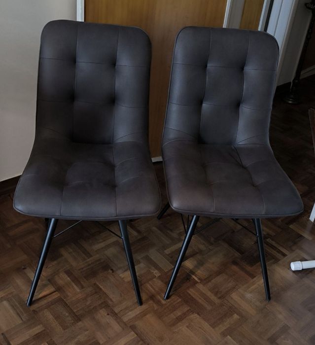 4 cadeiras cinzentas