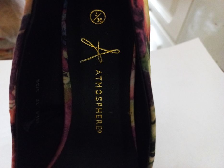 Sapatos novos em cetim multicolorido
