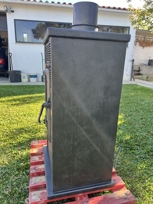 Salamandra a lenha em ferro fundido com ventilação (bom estado)
