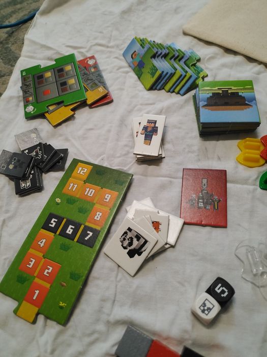 Minecraft: Heroes of the Village – gra planszowa, stan bardzo dobry