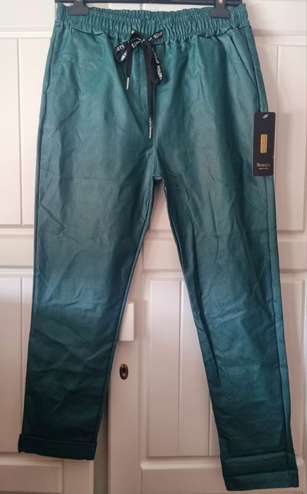 Calças, verde azeitona, com bastante elastano. XL