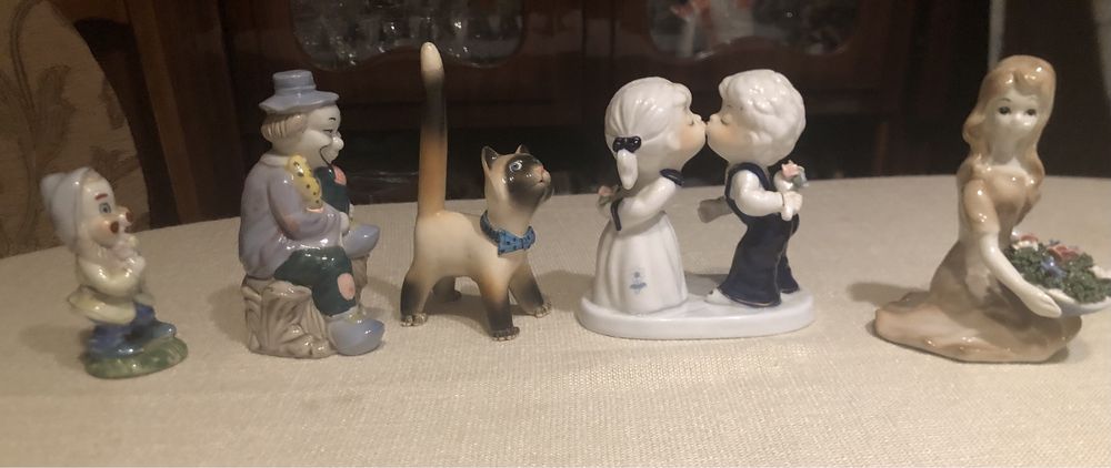Статуетки фарфорові.
