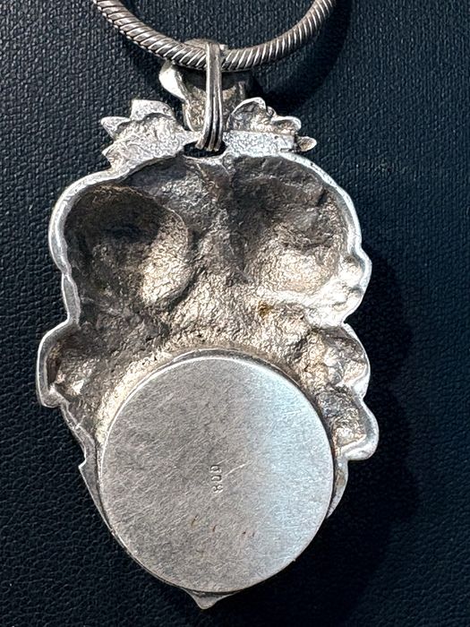 Lindos colares com grandes pendentes em prata com pedras preciosas