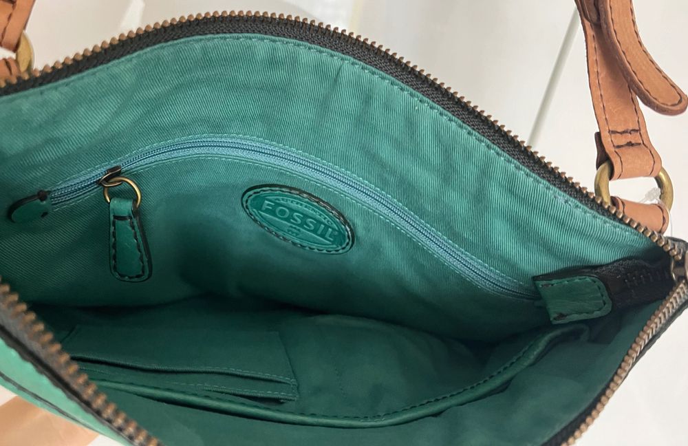 Nowa skórzana torebka damska Fossil w kolorze zielono-turkusowym.