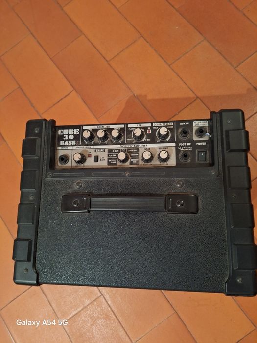 Amplificador Roland 30 cube bass