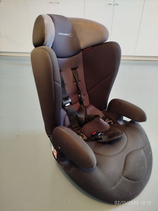 Cadeira auto Bebeconfort  com dois modos de montagem