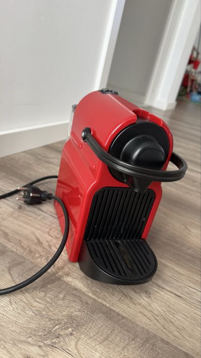 Máquina café Nespresso Inissia - Vermelha