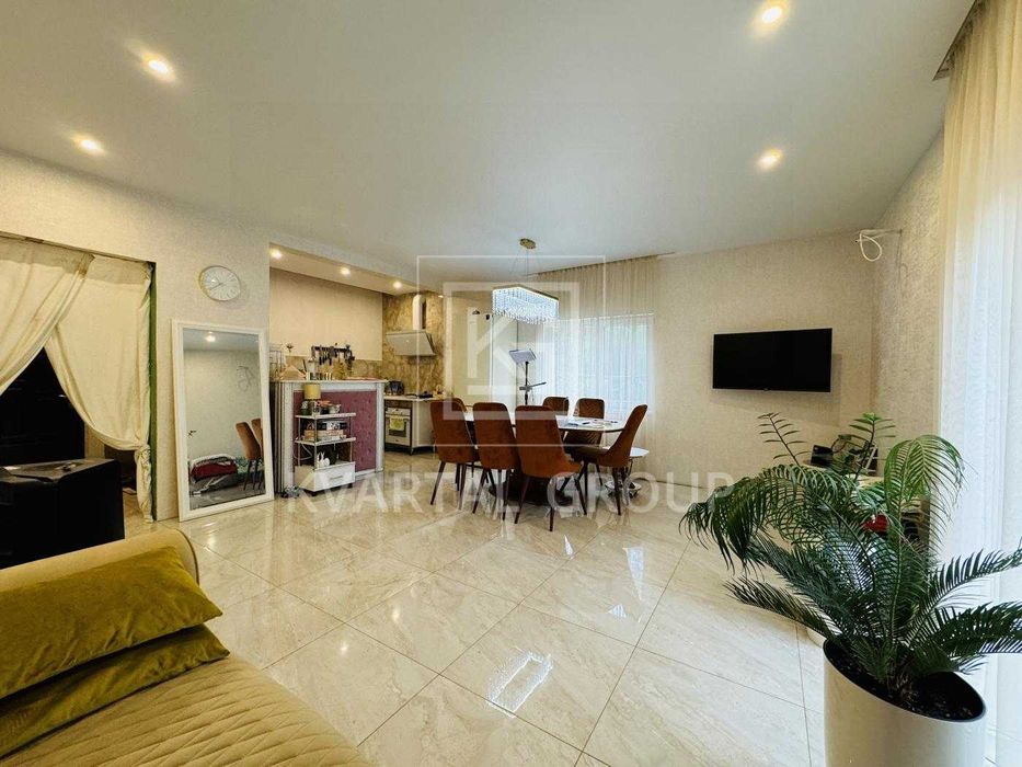 Двоповерховий будиночок в м Ірпінь в приватному секторі.