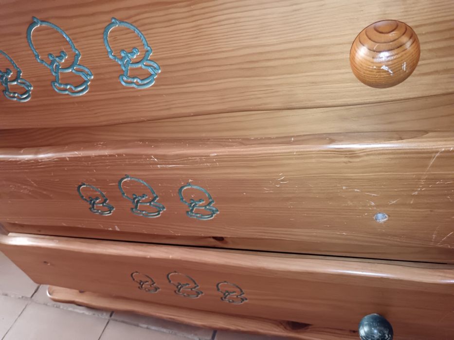 Cómoda em madeira de criança