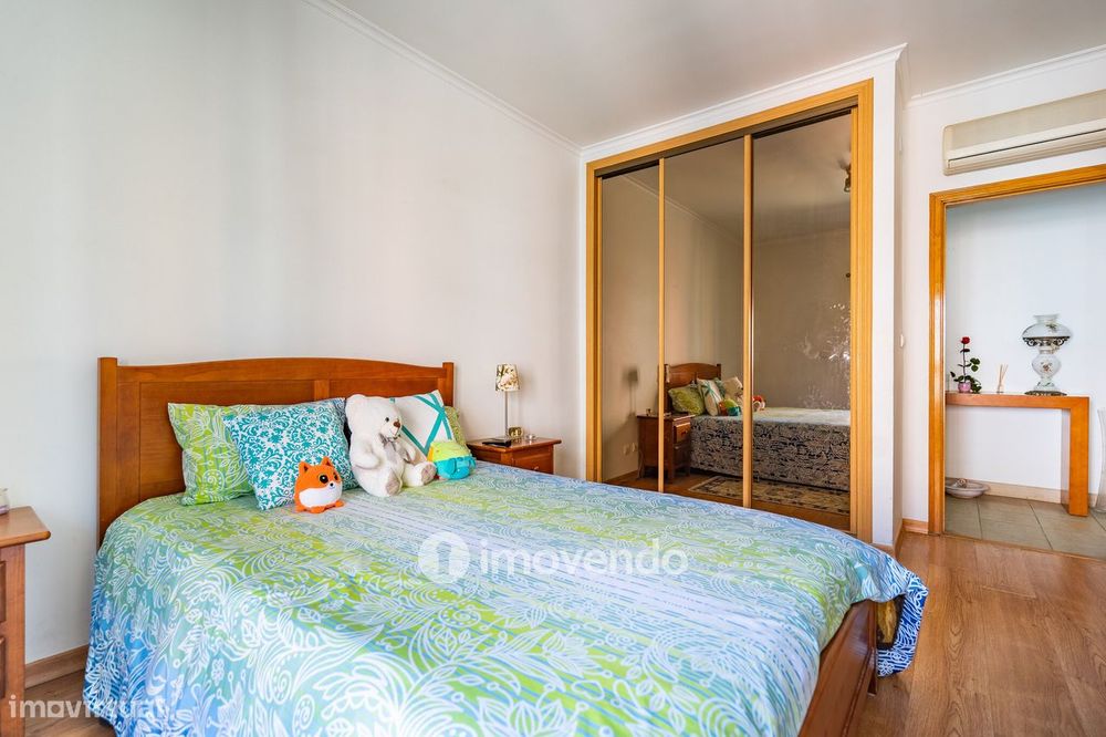 Apartamento T3 com áreas amplas, varandas e arrecadação, em Alverca