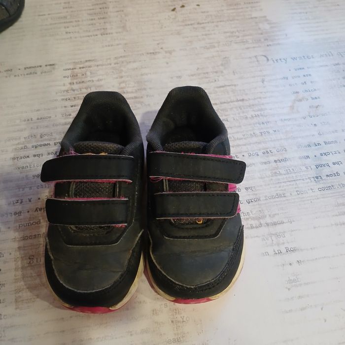 Adidasy  dziewczęce   21  długość wkładki około 13.5 cm.