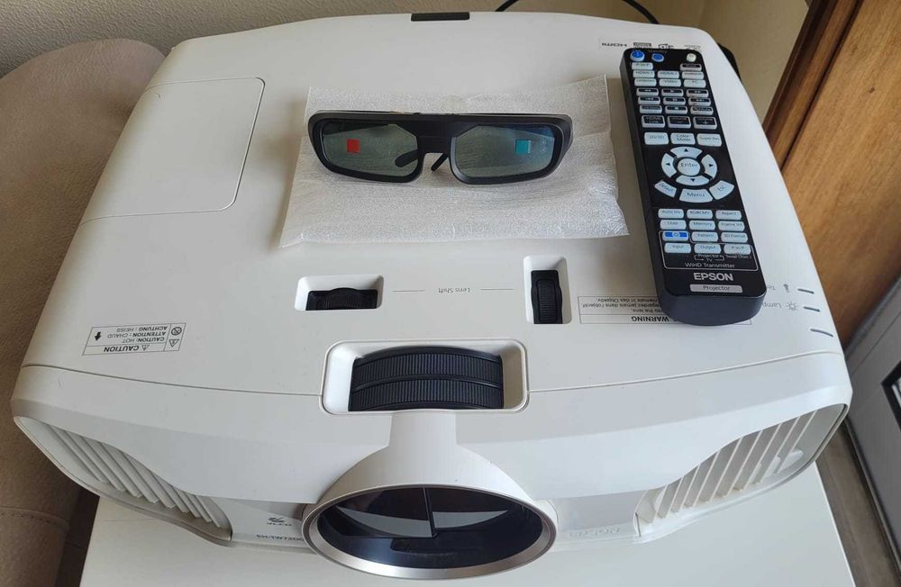Projetor Epson Cinema EH-TW7200 (pouco uso- deslocamento de lente H/V) Verdadeiro Cinema em Casa