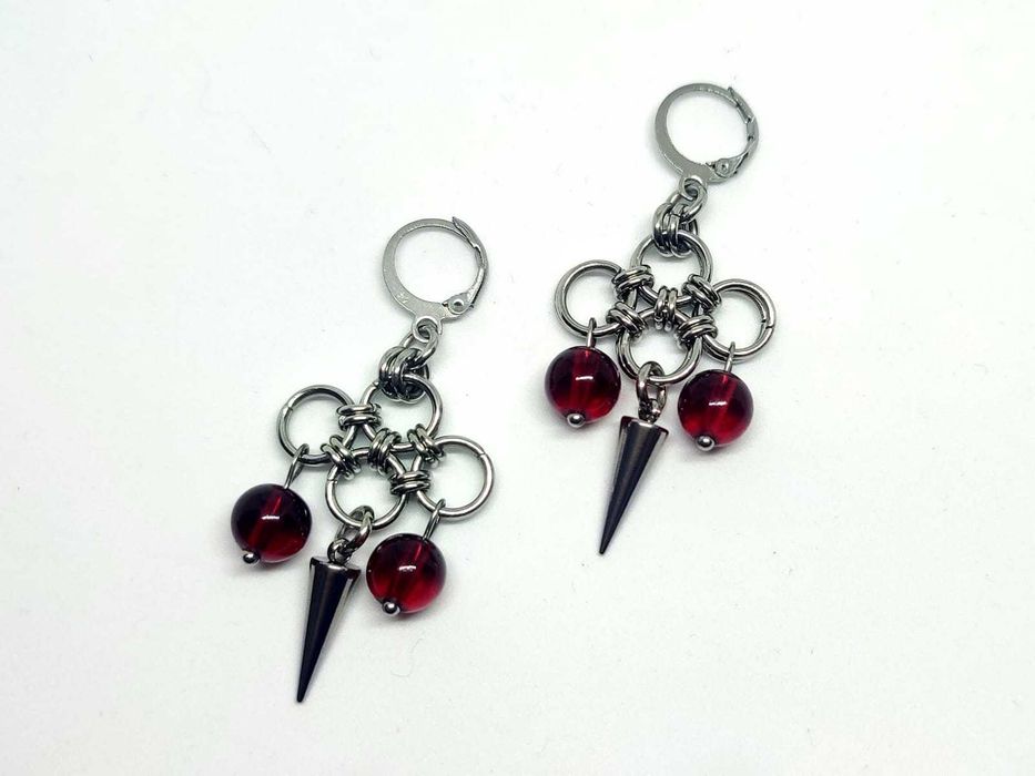 Gotyckie kolczyki chainmaille – stal chirurgiczna szkło wiśniowe kolce