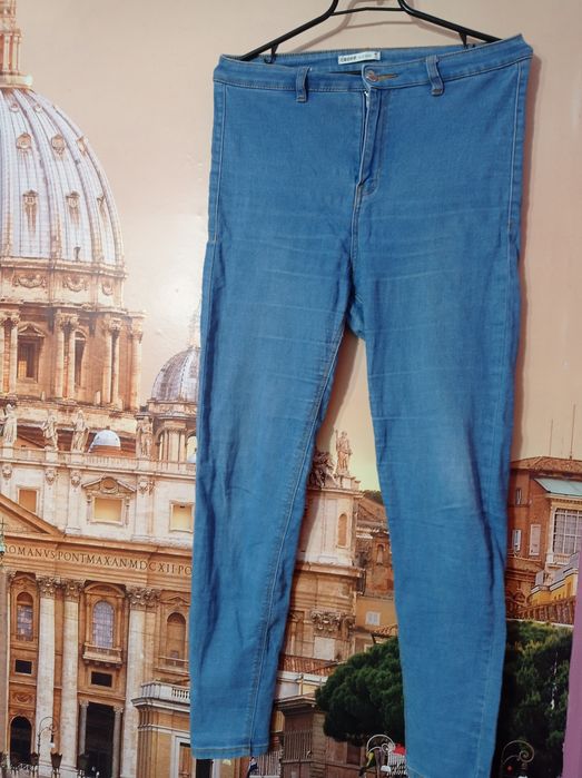 Ciemnoniebieskie spodnie jeansowe z wysokim stanem
