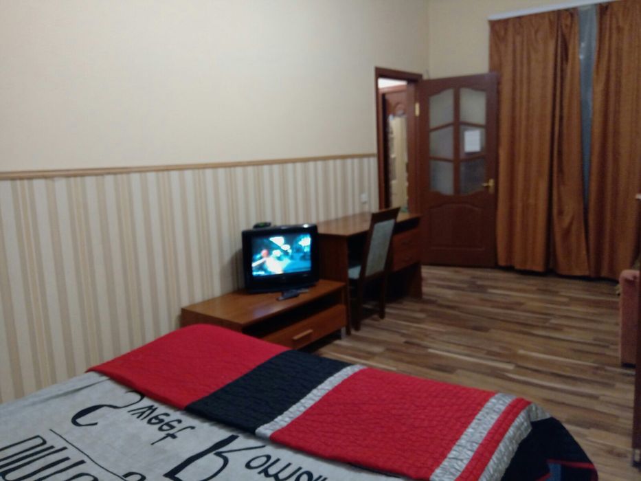 1 кім. квартира подобово центр ( 4 спальних місць ) вул. Шпитальна 23