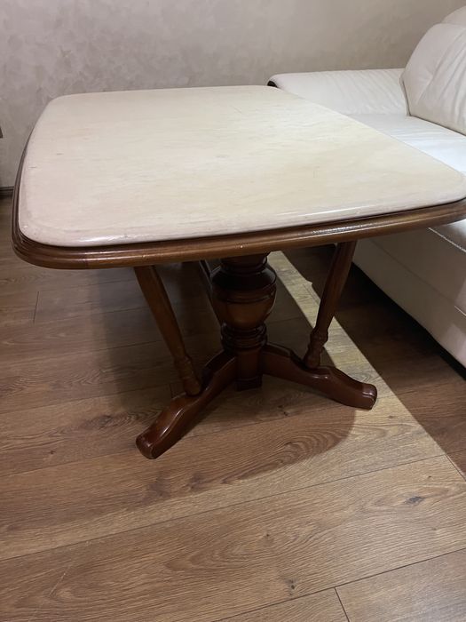 Стіл журнальний з мармуром