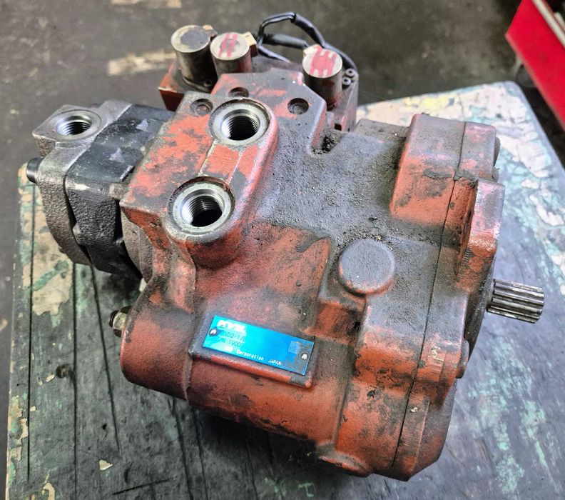 Uszkodzona pompa hydrauliki KYB Kayaba Yanmar PSVD2-17E do regeneracji