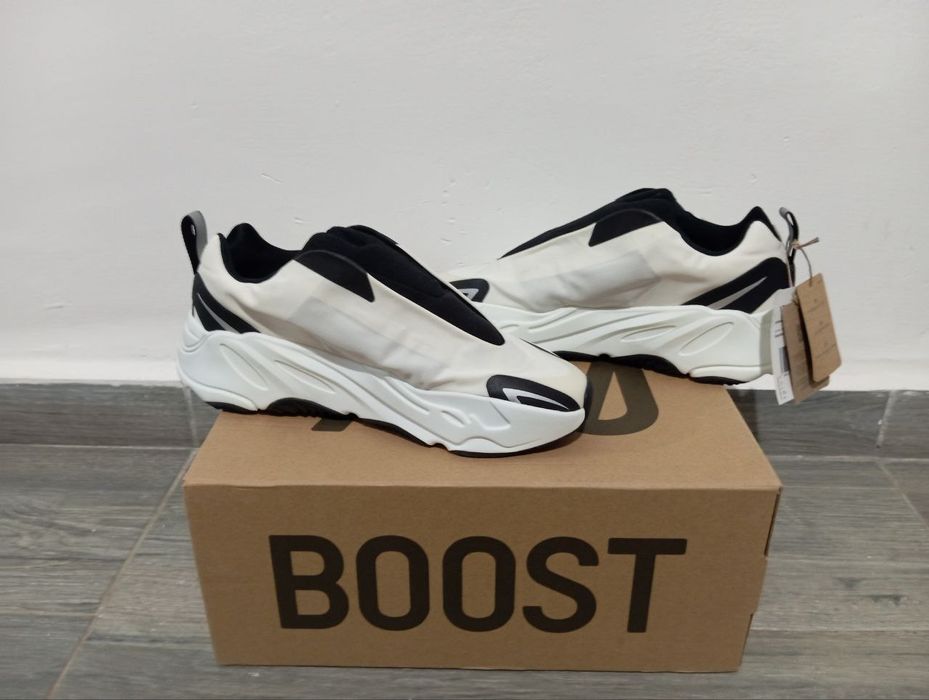 Жiночі кросівки Adidas Yeezy Boost 700 ‘MNVN Laceless’ Оригінал