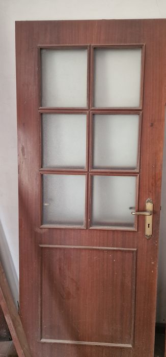 Portas de madeira com vidros em excelente estado