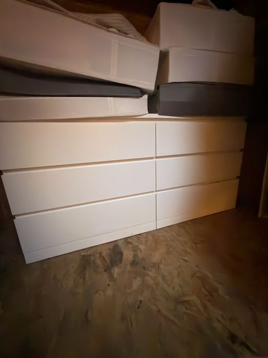 Duas comodas brancas
