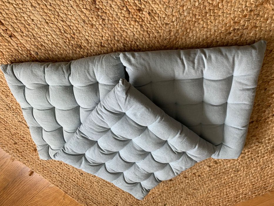 Três almofadas azul bebé