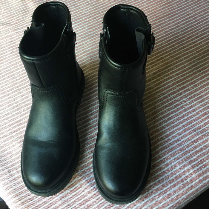 Importantes botas de cabedal, cor preta, da marca GEOX