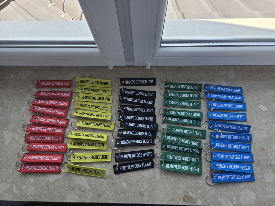 50 breloków do kluczy remove before flight