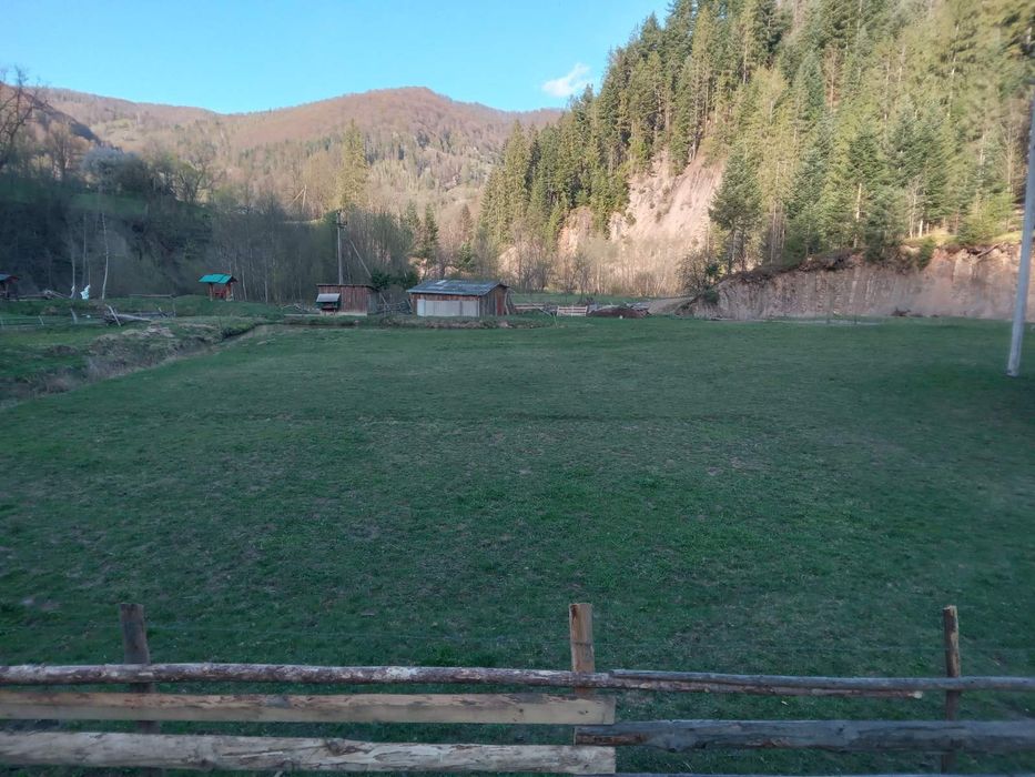 Ділянка на березі річки.