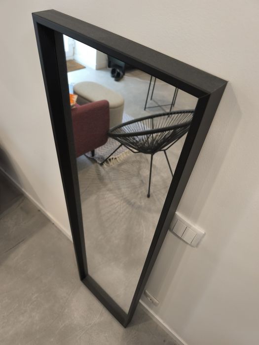 Espelho preto de 40x150 cm; também pode ser pendurado na parede.