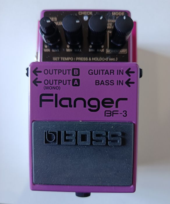 Pedais Boss BF-3, ML- 2, RC-2, Peavey aRage 158 e Cort Corbow