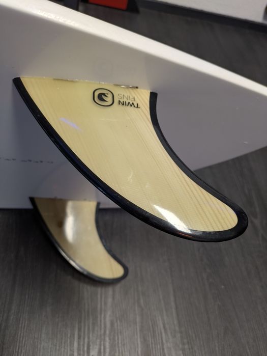 Prancha de surf fish 6’0 twin com quilhas bamboo