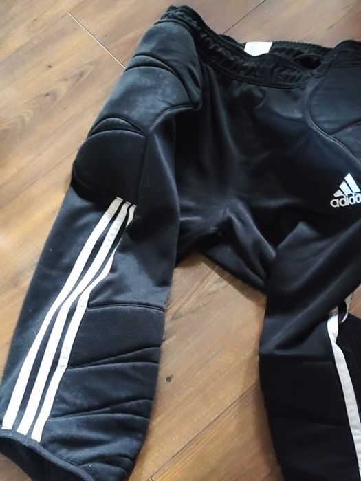 Dwie pary Adidas spodnie bramkarskie  S młodzieżowe i spodenki czarne
