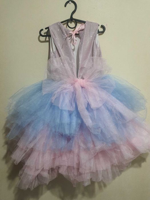 Святкова сукня, гарна, пишна, блискуча сукня. На Новий рік, випускний