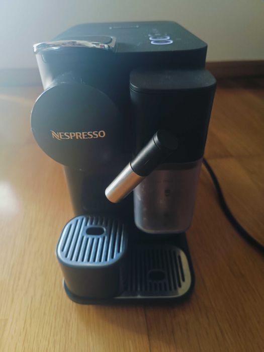 Máquina café Lattissima One Nespresso