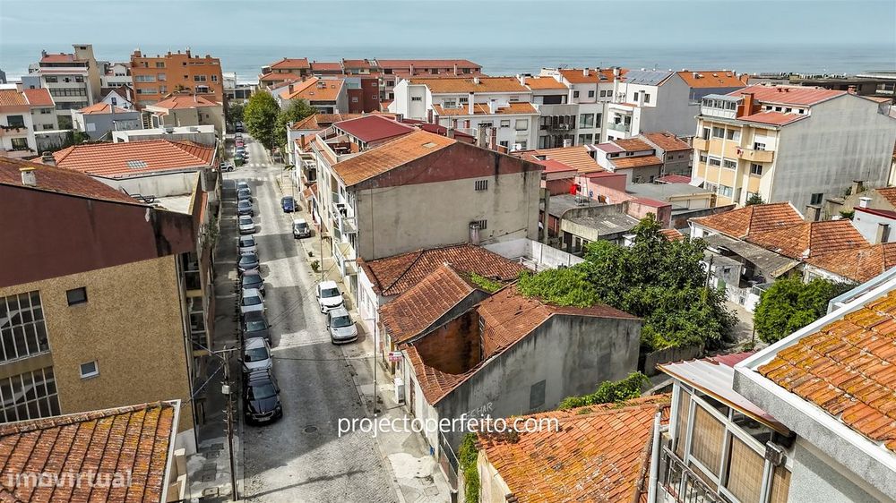 T5 Detached House for Renovation for Sale in Espinho, Espinho
