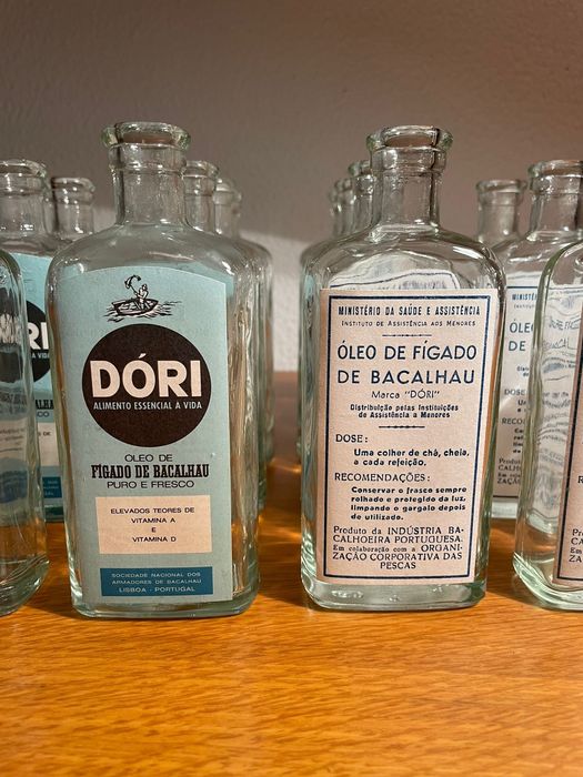 Garrafas antigas de óleo de figado de bacalhau