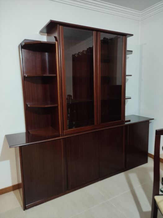 Vende-se móvel cristaleira e mesa de jantar com 6 cadeiras.