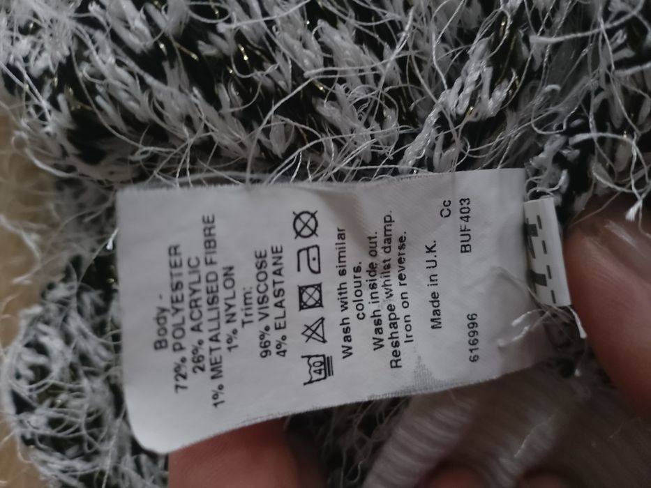 Sweterek czarno biały ze złotą nitką