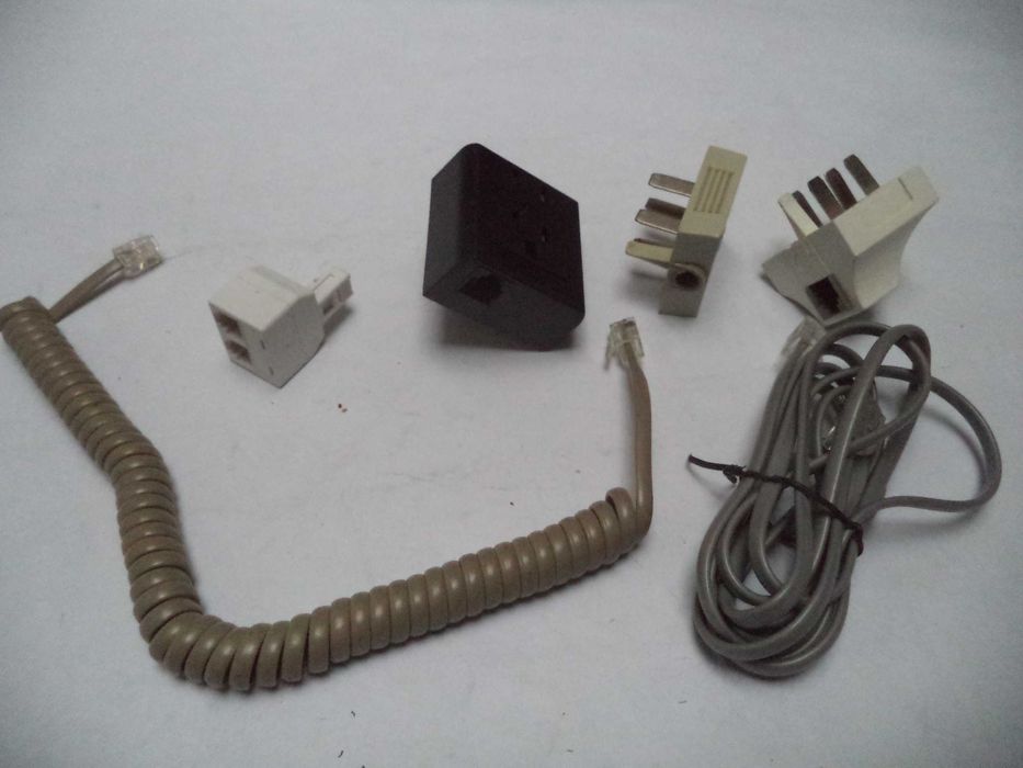 Zestaw wtyczek i kabli telefonicznych analogowych