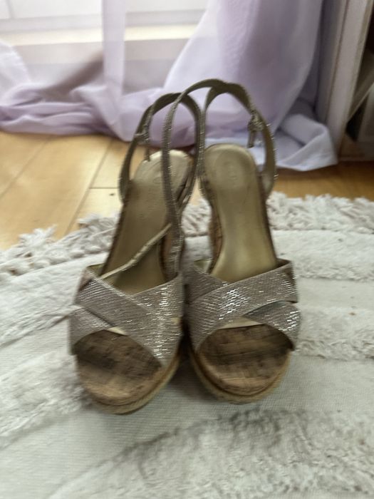 Buty na koturnie, sandaly Guess